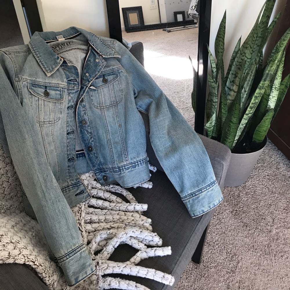 Vintage REAL 90’s light wash jean jacket